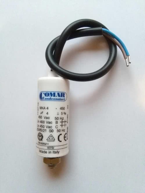 Motor-Betriebskondensator 12 mikroF      450V m. Bolzen M8, 2-adr. 12/450